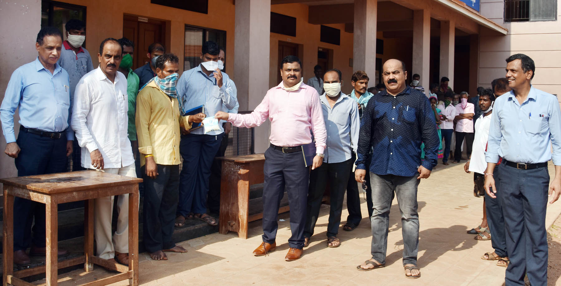 ಉಡುಪಿ: ನಿರಾಶ್ರಿತರು, ನಿರ್ಗತಿಕರಿಗೆ ಕೆಎಂಎಫ್‌ನಿಂದ ಉಚಿತ ಹಾಲು ವಿತರಣೆ