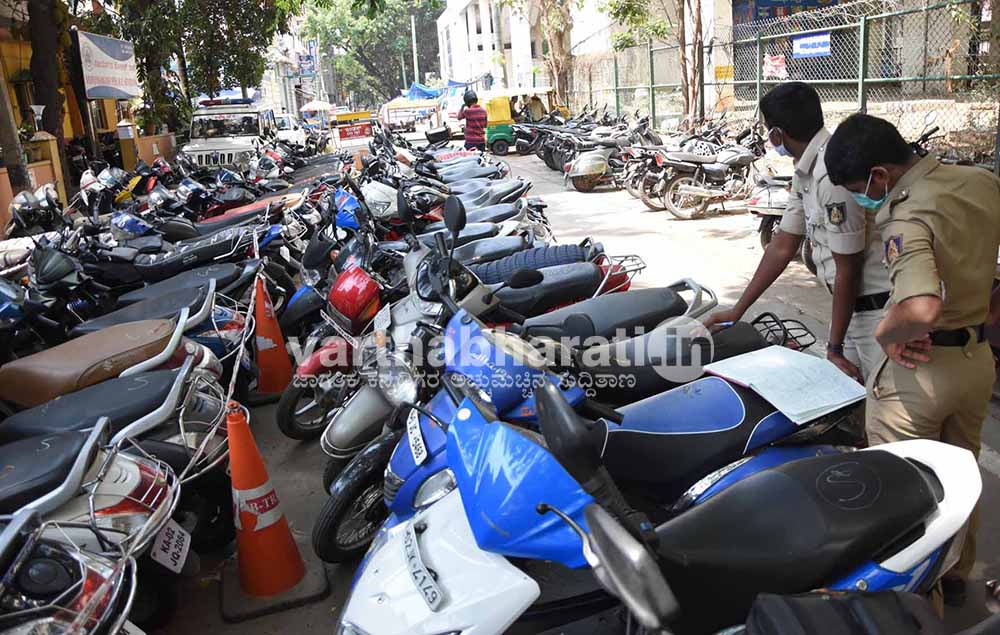 ಲಾಕ್​ಡೌನ್ ಉಲ್ಲಂಘಿಸಿದವರಿಗೆ ಬೆಂಗಳೂರು ಪೊಲೀಸರಿಂದ ಶಾಕ್: 10 ಸಾವಿರಕ್ಕೂ ಅಧಿಕ ವಾಹನಗಳ ಜಪ್ತಿ !
