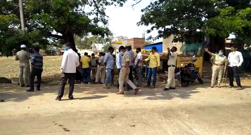 ಹುಬ್ಬಳ್ಳಿ: ನಮಾಝ್ ತಡೆಯಲು ಬಂದ ಪೊಲೀಸರ ಮೇಲೆ ಕಲ್ಲು ತೂರಾಟ; ಲಘು ಲಾಠಿ ಪ್ರಹಾರ