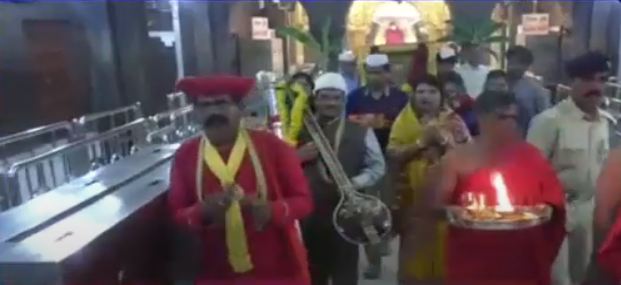 ಲಾಕ್‌ಡೌನ್ ನಡುವೆಯೂ ದೇಗುಲಗಳಲ್ಲಿ ಜನಸಂದಣಿ: ಸಾಮಾಜಿಕ ಅಂತರ ನಿಯಮಗಳ ಉಲ್ಲಂಘನೆ