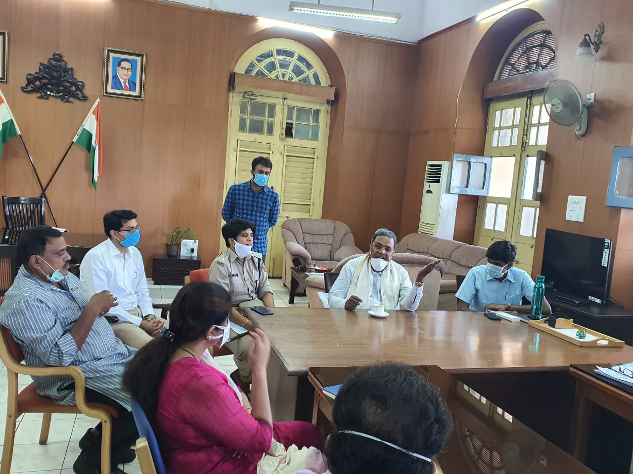ಮೈಸೂರು: ಕೊರೋನ ಸಂಬಂಧ ಜಿಲ್ಲಾ ಮಟ್ಟದ ಅಧಿಕಾರಿಗಳ ಸಭೆ ನಡೆಸಿದ ಸಿದ್ದರಾಮಯ್ಯ