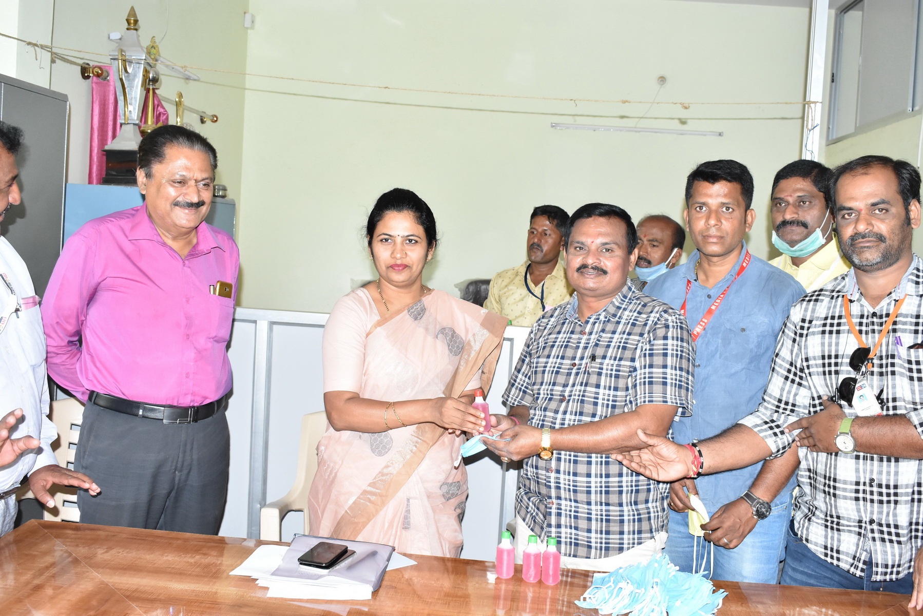 ಕೋಲಾರ: ಪತ್ರಕರ್ತರಿಗೆ ಸ್ಯಾನಿಟರೈಸ್, ಮಾಸ್ಕ್ ವಿತರಿಸಿದ ಜಿಲ್ಲಾಧಿಕಾರಿ ಸತ್ಯಭಾಮ