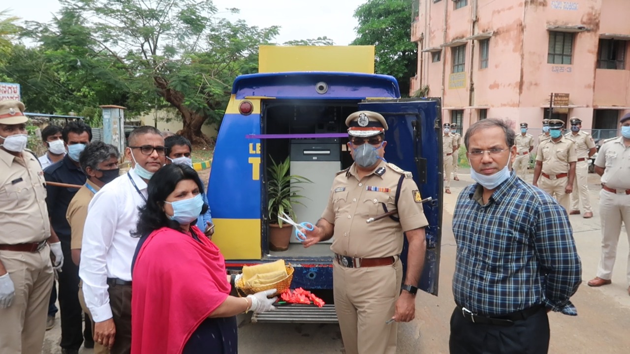 ಬೆಂಗಳೂರಿನಲ್ಲಿ ಮೊದಲ ಸಂಚಾರಿ ಎಟಿಎಂಗೆ ಪೊಲಿಸ್ ಆಯುಕ್ತರಿಂದ ಚಾಲನೆ