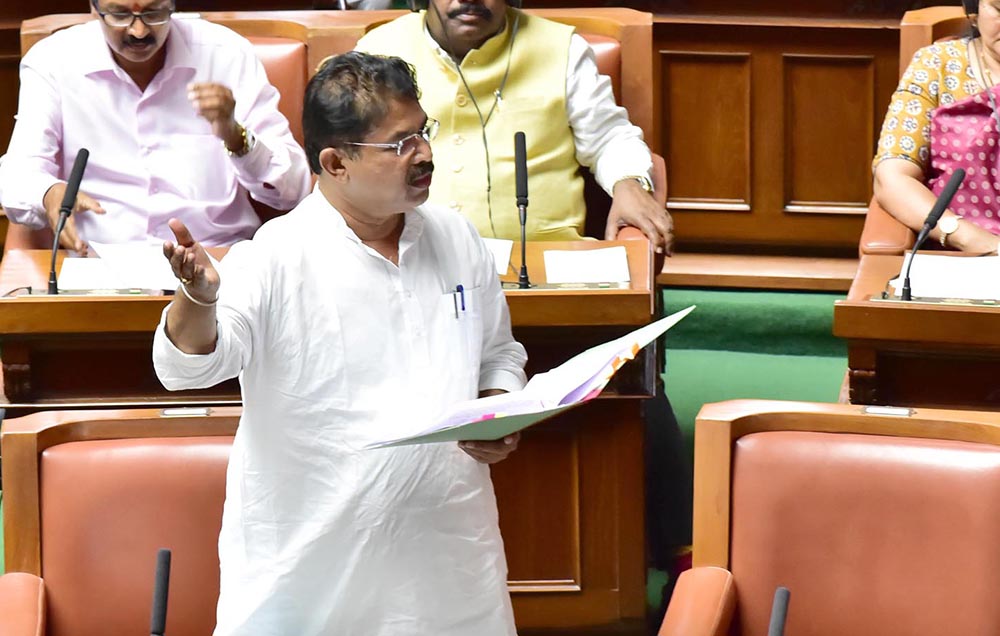 ಕಂಟೈನ್ಮೆಂಟ್ ಝೋನ್ ಅಲ್ಲದ ಕಡೆ ಕಬ್ಬಿಣ, ಸಿಮೆಂಟ್ ಅಂಗಡಿಗಳಿಗೆ ಅವಕಾಶ: ಸಚಿವ ಆರ್.ಅಶೋಕ್