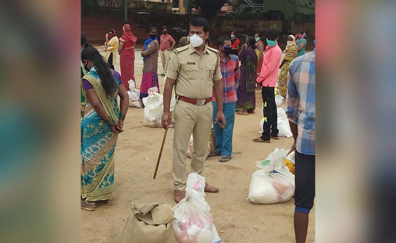 ಕೆ.ಆರ್.ಪುರ: 55 ಬಡ ಕುಟುಂಬಗಳಿಗೆ ದಿನಸಿ ವಿತರಿಸಿ ಮಾನವೀಯತೆ ಮೆರೆದ ಎಸ್ಸೈ ಮಂಜುನಾಥ್