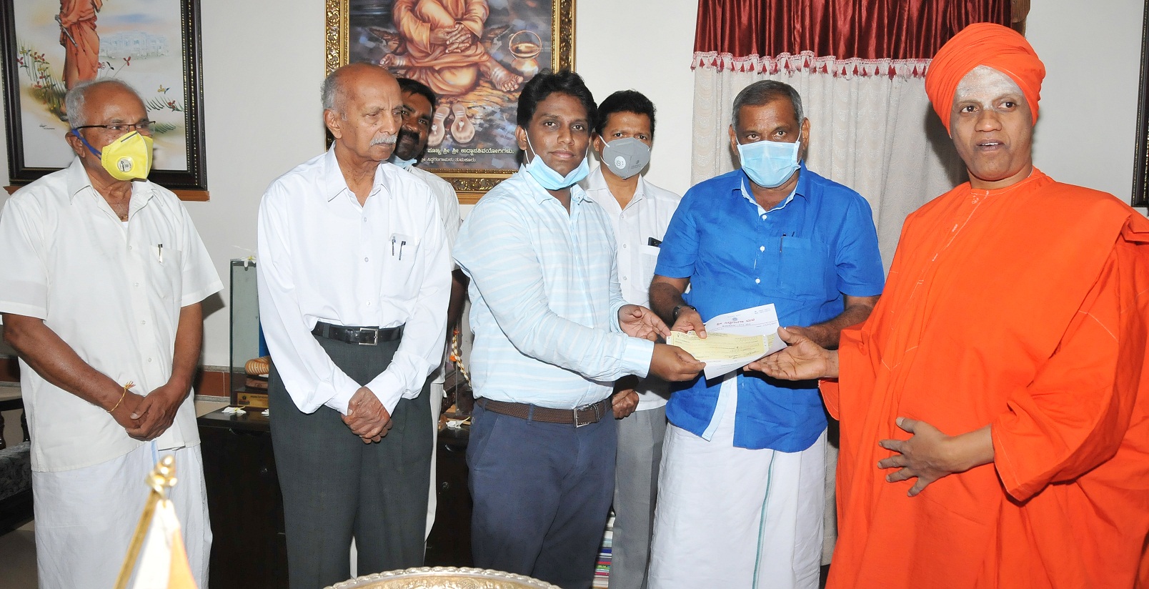 ಸಿದ್ಧಗಂಗಾ ಮಠದಿಂದ ಸಿಎಂ ಪರಿಹಾರ ನಿಧಿಗೆ 50 ಲಕ್ಷ ರೂ. ದೇಣಿಗೆ