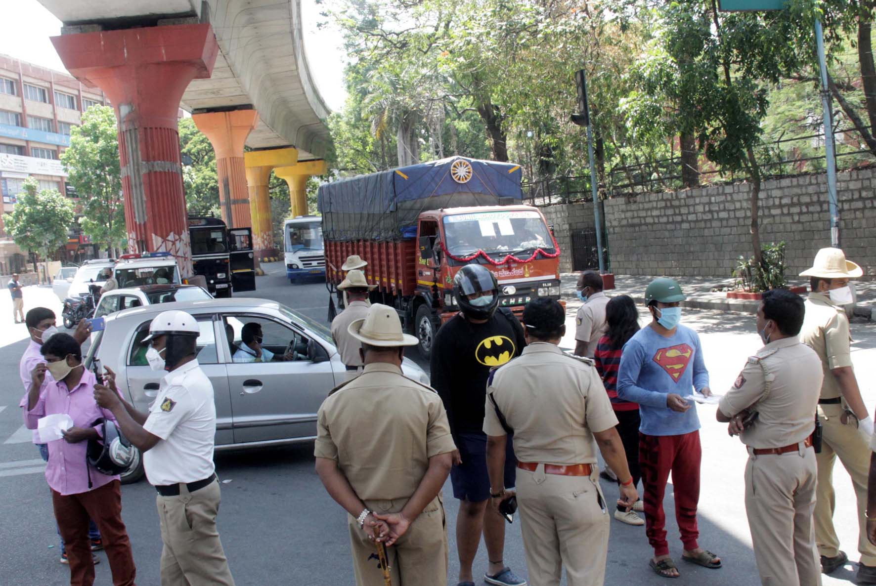 ಲಾಕ್​ಡೌನ್ ನಡುವೆ ವಾಹನ ಚಾಲಕರಿಗೆ ಹೂಗುಚ್ಛ ನೀಡಿದ ಪೊಲೀಸರು: ಕಾರಣ ಇಲ್ಲಿದೆ...