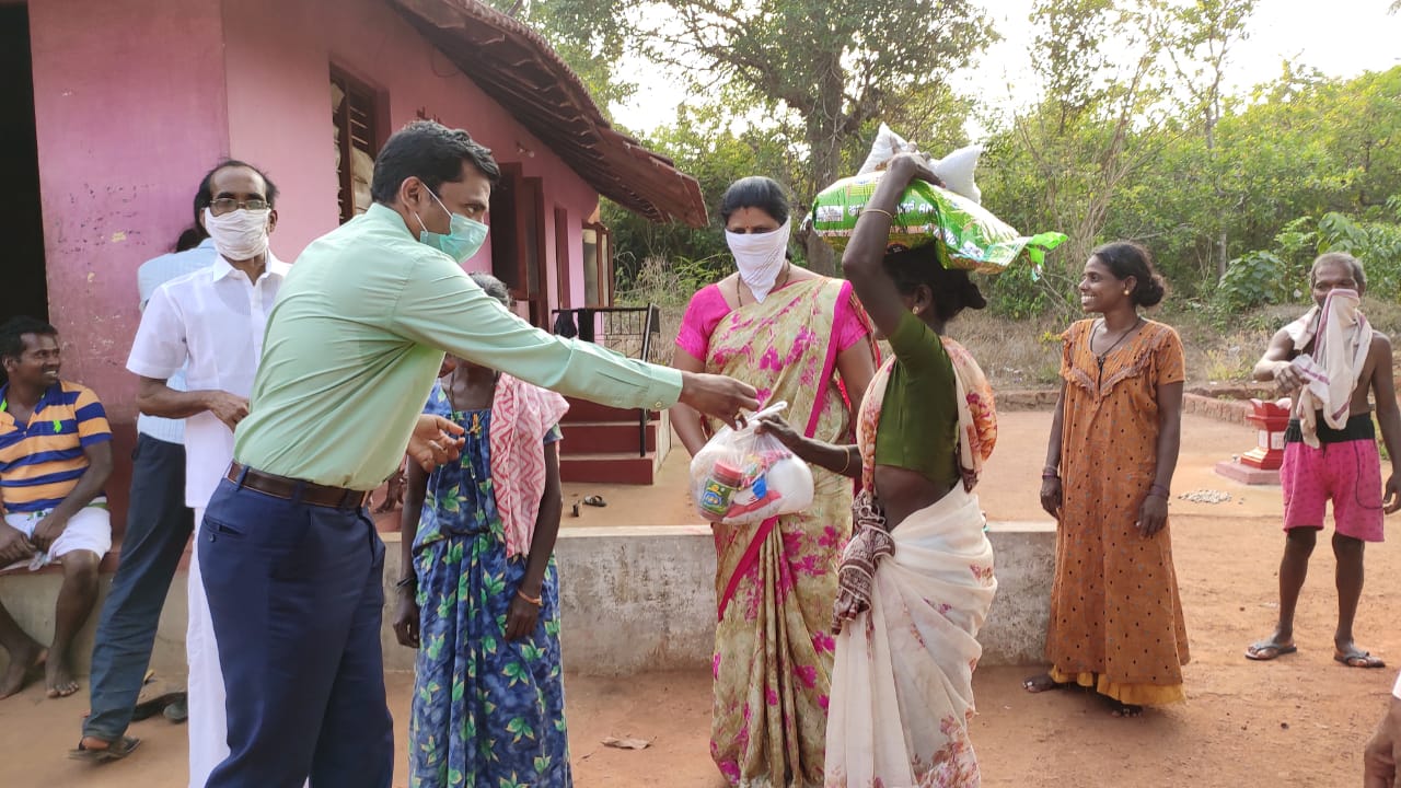 ನ್ಯಾಯಾಧೀಶರಿಂದ ಅಶಕ್ತ ಕುಟುಂಬಗಳಿಗೆ ನೆರವು
