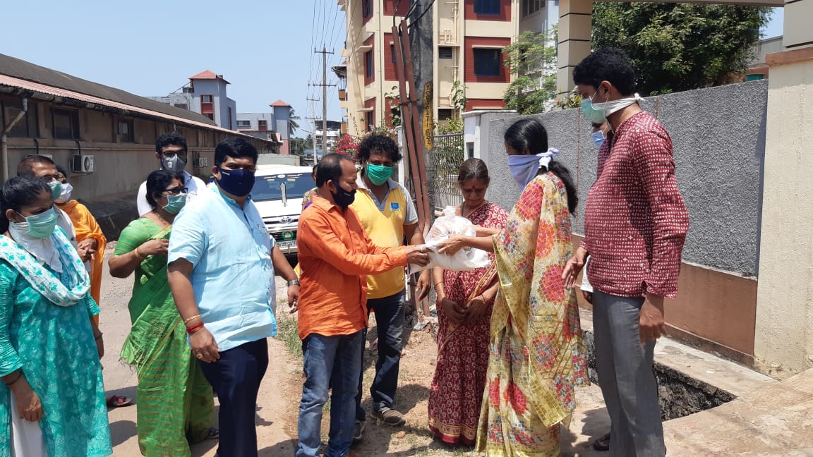 ಮಂಗಳೂರು: ವಲಸೆ ಕಾರ್ಮಿಕರಿಗೆ ಆಹಾರ ಸಾಮಗ್ರಿ ವಿತರಣೆ