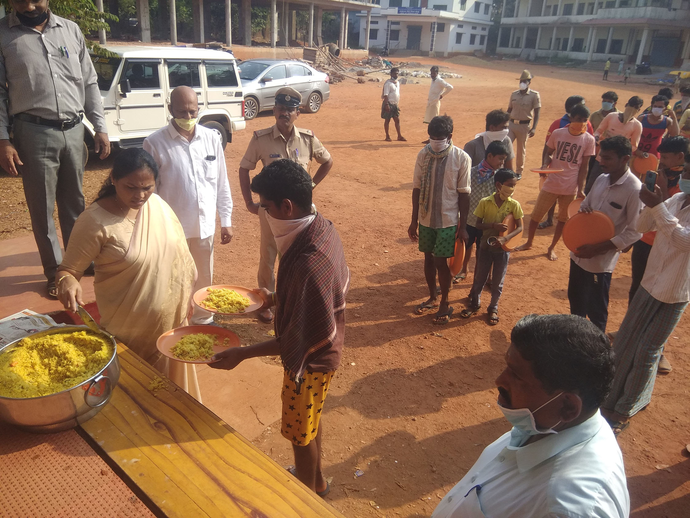 ಬಾರಕೂರು: ವಲಸೆ ಕಾರ್ಮಿಕರಿಗೆ ಉಪಹಾರ ಹಂಚಿದ ಸಂಸದೆ