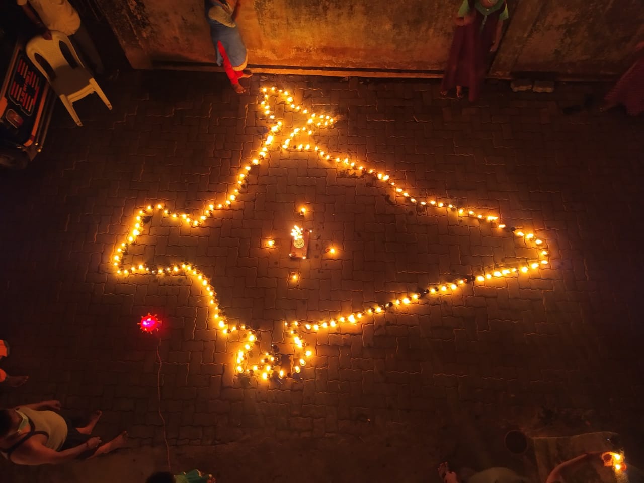 ಮಂಗಳೂರು: ದೀಪ ಬೆಳಗಿಸಿದ ಜನತೆ