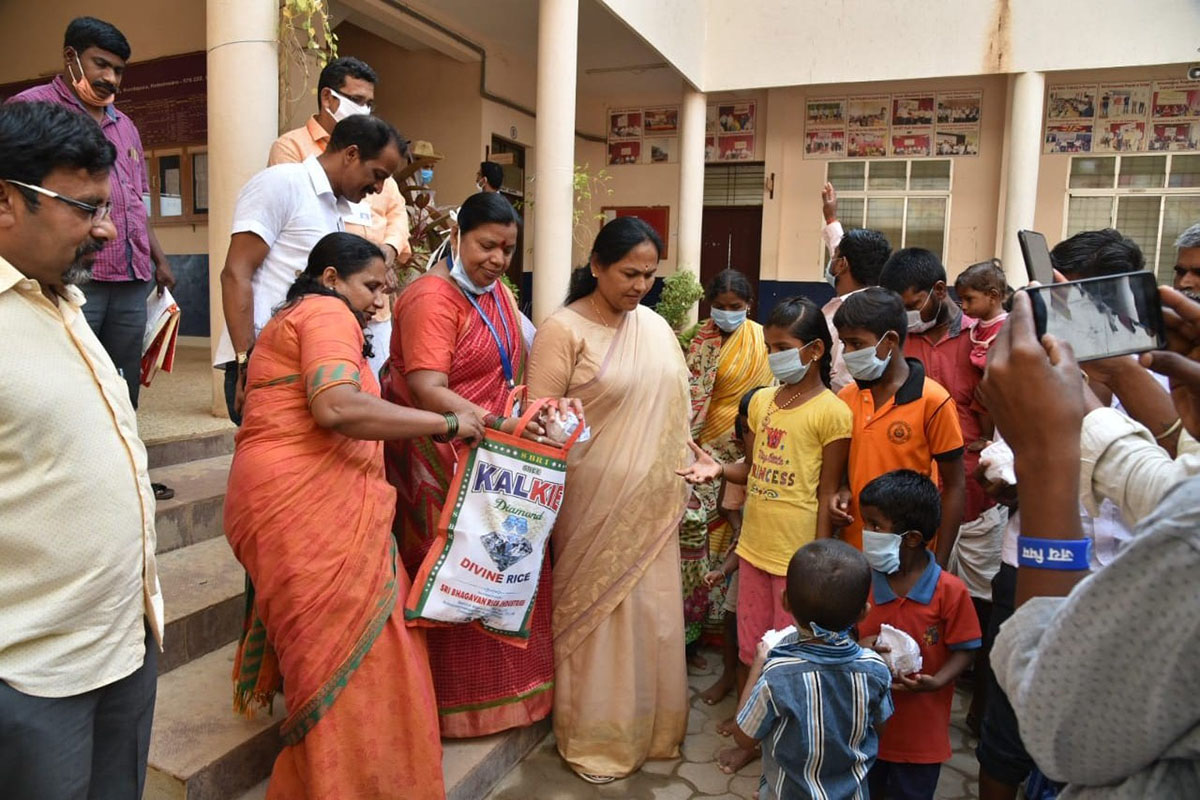 ಸಾಮಾಜಿಕ ಅಂತರ ಪಾಲಿಸದ ಸಂಸದೆ ಶೋಭಾ ಕರಂದ್ಲಾಜೆ !