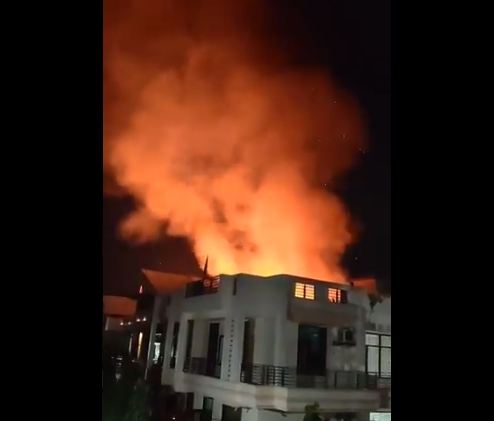 9 ಗಂಟೆಗೆ ಪಟಾಕಿ ಸಿಡಿಸಿದ ಜನರು: ಮನೆಯಲ್ಲಿ ಭಾರೀ ಬೆಂಕಿ ಅವಘಡ