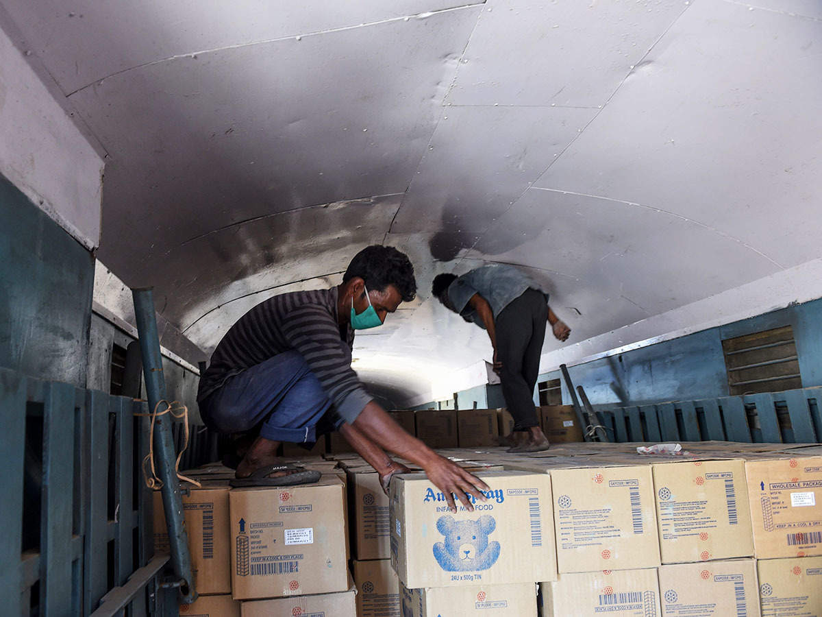 ಟ್ರಕ್ ಚಾಲಕರು,ಕಾರ್ಮಿಕರು ಕೆಲಸದ ಸ್ಥಳ ತಲುಪುವುದನ್ನು ಖಚಿತಪಡಿಸಿಕೊಳ್ಳಿ: ರಾಜ್ಯಗಳಿಗೆ ಕೇಂದ್ರ ಸೂಚನೆ