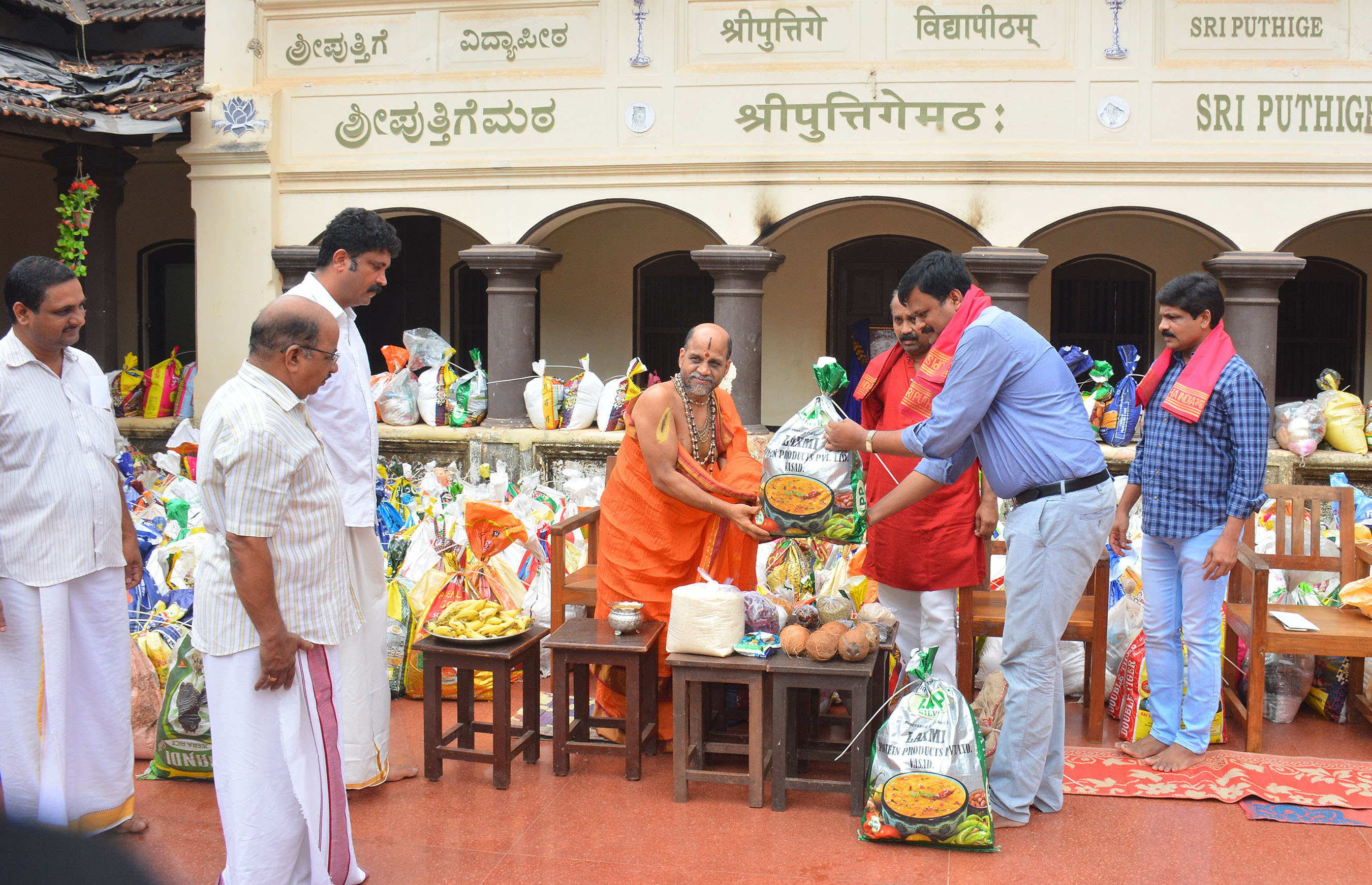 ಪುತ್ತಿಗೆಶ್ರೀಗಳಿಂದ 500ಕ್ಕೂ ಅಧಿಕ ಕುಟುಂಬಗಳಿಗೆ ಆಹಾರ ಕಿಟ್ ವಿತರಣೆ