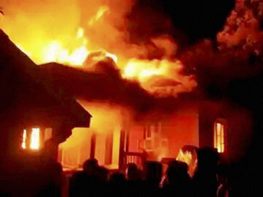 9 ಗಂಟೆಗೆ ಹಾರಿಬಿಟ್ಟ ಗೂಡು ದೀಪ ಗುಡಿಸಲಿಗೆ ಬಿದ್ದು ಭಾರೀ ಬೆಂಕಿ ಅವಘಡ