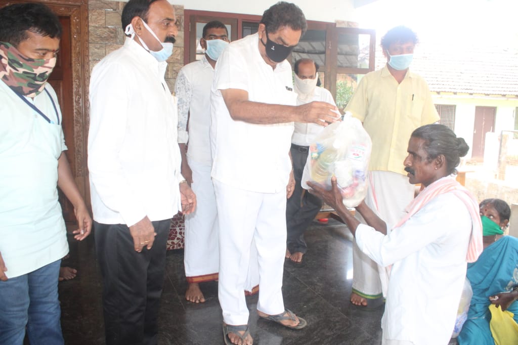 ಬಂಟ್ವಾಳ: ರಮಾನಾಥ ರೈ ನೇತೃತ್ವದಲ್ಲಿ ದಿನಸಿ ಸಾಮಗ್ರಿಗಳ ಕಿಟ್ ವಿತರಣೆ