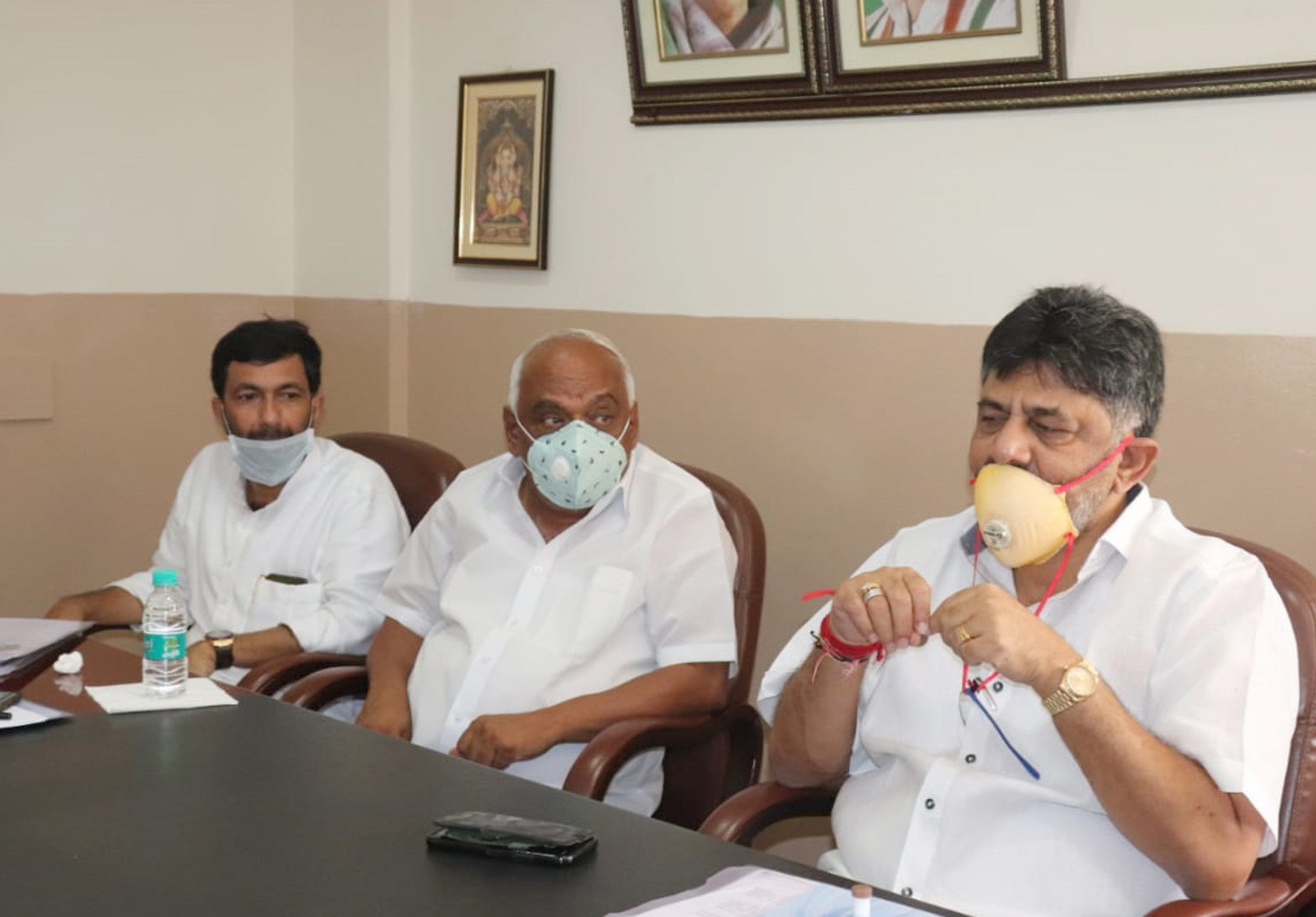 ಪಕ್ಷ, ಧರ್ಮಗಳನ್ನು ಬದಿಗಿಟ್ಟು ಕೊರೋನ ವಿರುದ್ಧ ಹೋರಾಡೋಣ: ಡಿ.ಕೆ.ಶಿವಕುಮಾರ್