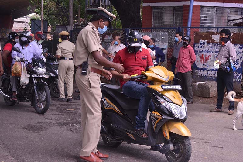 ಲಾಕ್‍ಡೌನ್ ಉಲ್ಲಂಘನೆ ಆರೋಪ: ಬರೋಬ್ಬರಿ 17 ಸಾವಿರ ವಾಹನ ಜಪ್ತಿ