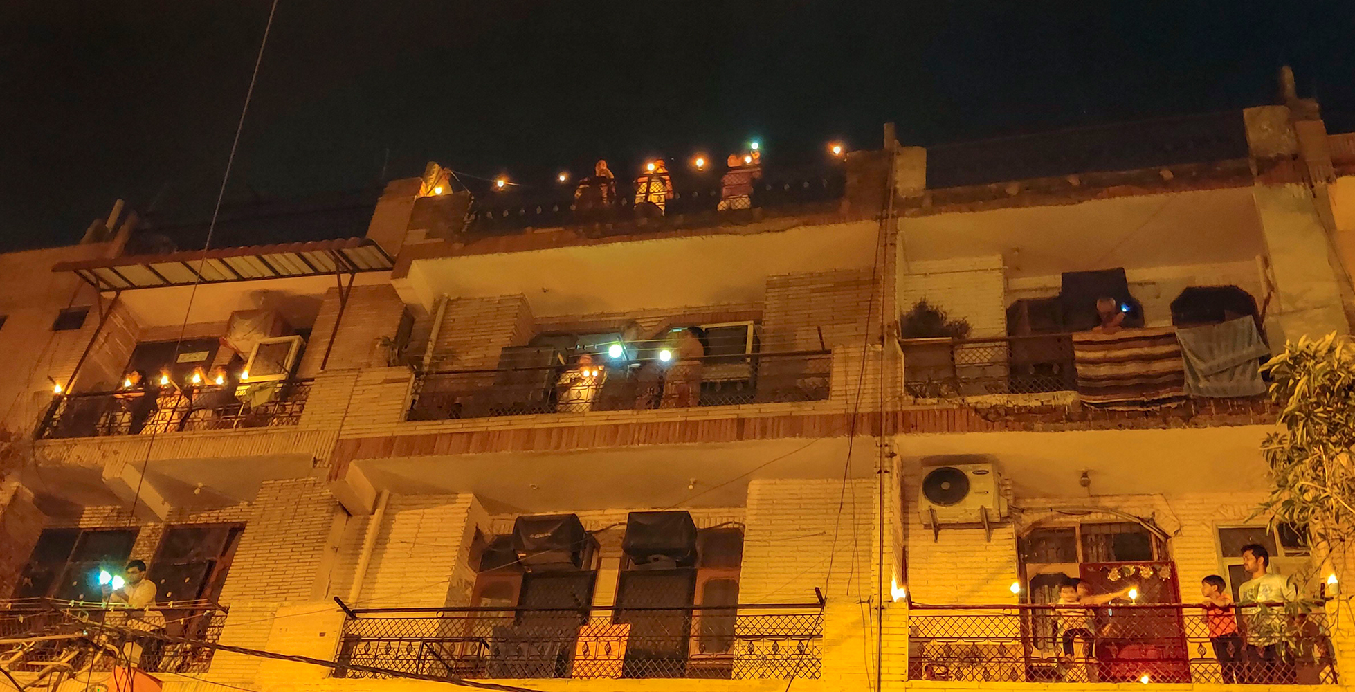 ಮೊಂಬತ್ತಿ ಹಿಡಿದು ರಸ್ತೆಗಿಳಿದು ಲಾಕ್‌ಡೌನ್ ಉಲ್ಲಂಘನೆ: 40 ಜನರ ವಿರುದ್ಧ ಪ್ರಕರಣ ದಾಖಲು