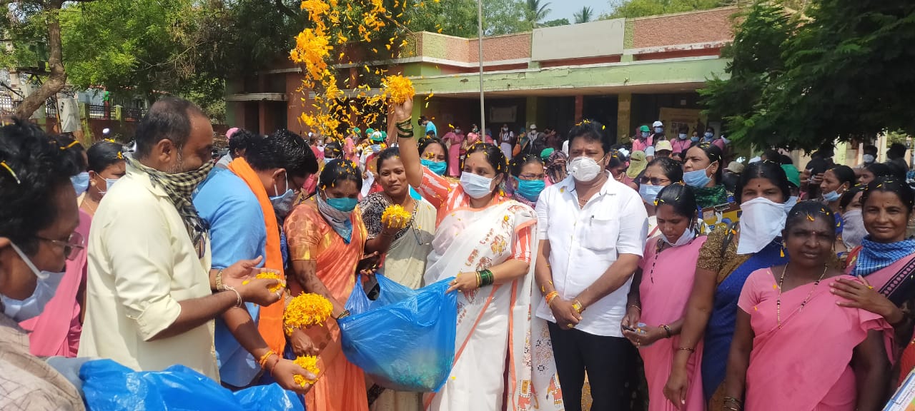 ಕೊರೋನ ಭೀತಿ: ಲಾಕ್‍ಡೌನ್ ಉಲ್ಲಂಘಿಸಿ ಕಾರ್ಯಕ್ರಮ ನಡೆಸಿದ ಬಿಜೆಪಿ ಮಹಿಳಾ ಮೋರ್ಚಾ