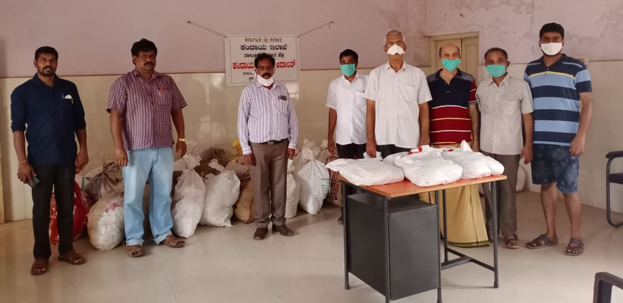 ಹೆಬ್ರಿ ವರ್ತಕರ ಸಂಘದಿಂದ ಬಡವರಿಗೆ ಅಕ್ಕಿ ವಿತರಣೆ