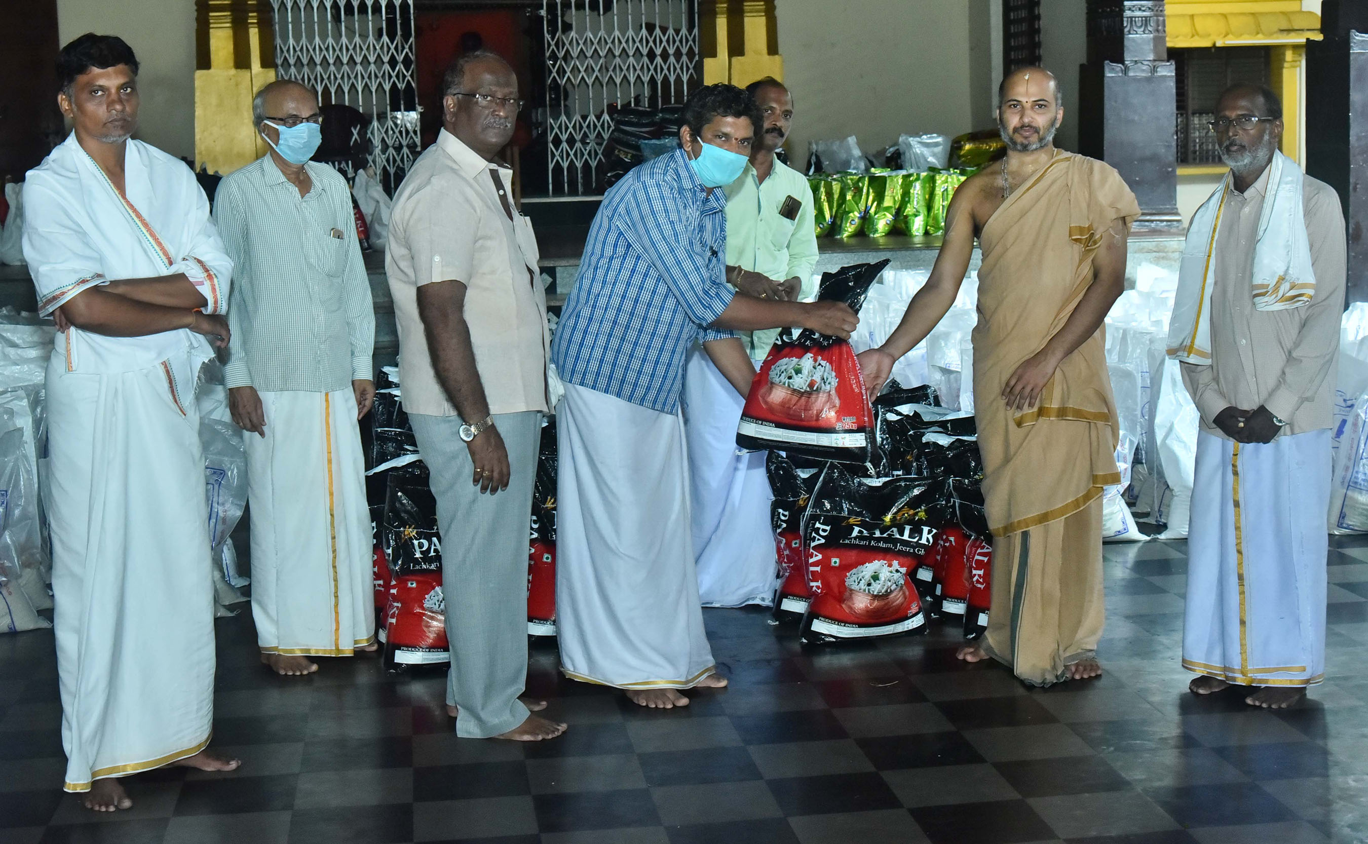 ಅದಮಾರು ಮಠ ವತಿಯಿಂದ ಬಡ ಕುಟುಂಬಗಳಿಗೆ ದಿನವಹಿ ಸಾಮಗ್ರಿಗಳ ಕಿಟ್‌ ವಿತರಣೆ