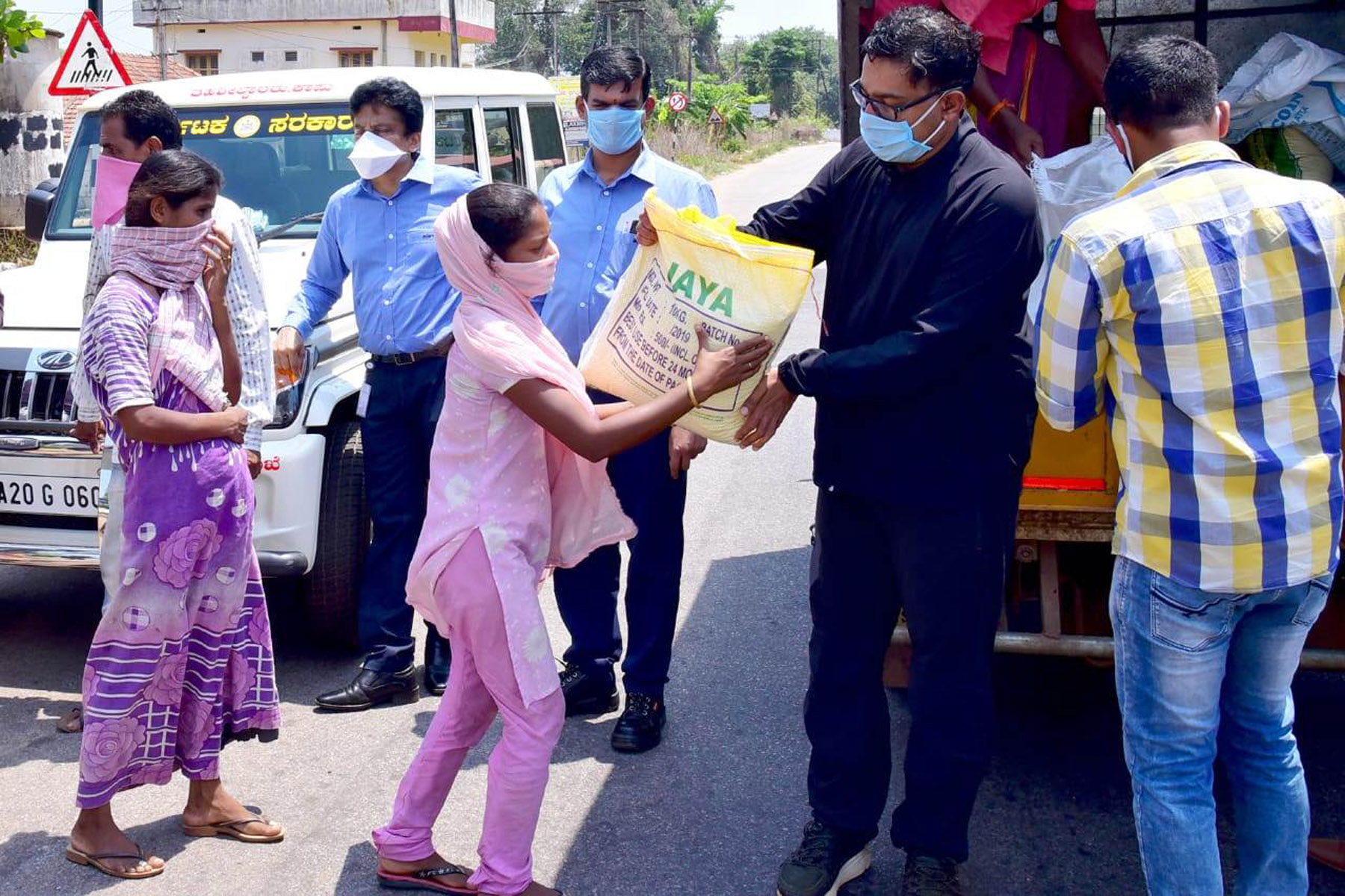 ಅದಾನಿ ಫೌಂಡೇಶನ್: ವಲಸಿಗರ ಕುಟುಂಬಗಳಿಗೆ ಕಿಟ್ ವಿತರಣೆ