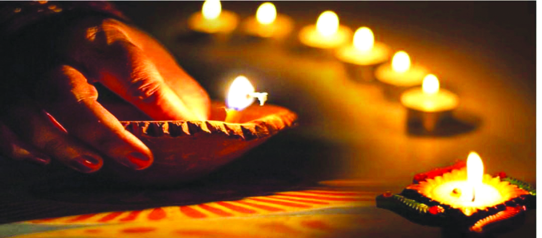 ಬೆಳಗುತ್ತಿರುವ ಹಣತೆಗಳೂ ಆರುತ್ತಿರುವ ದೀಪಗಳೂ