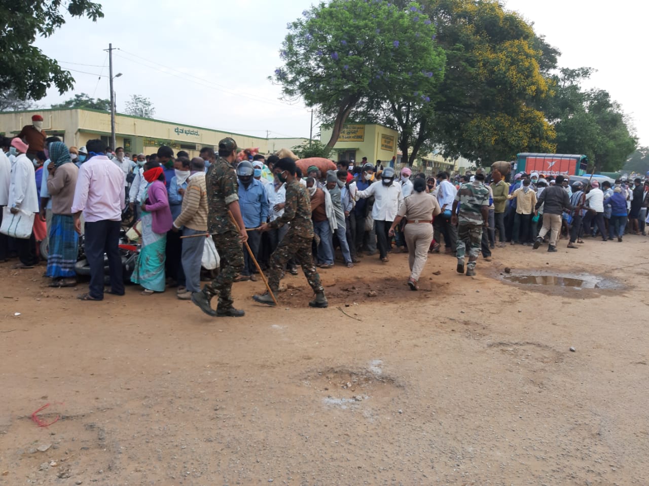 ಚಿಕ್ಕಮಗಳೂರು: ಎಪಿಎಂಸಿಯಲ್ಲಿ ಲಾಠಿ ಚಾರ್ಜ್