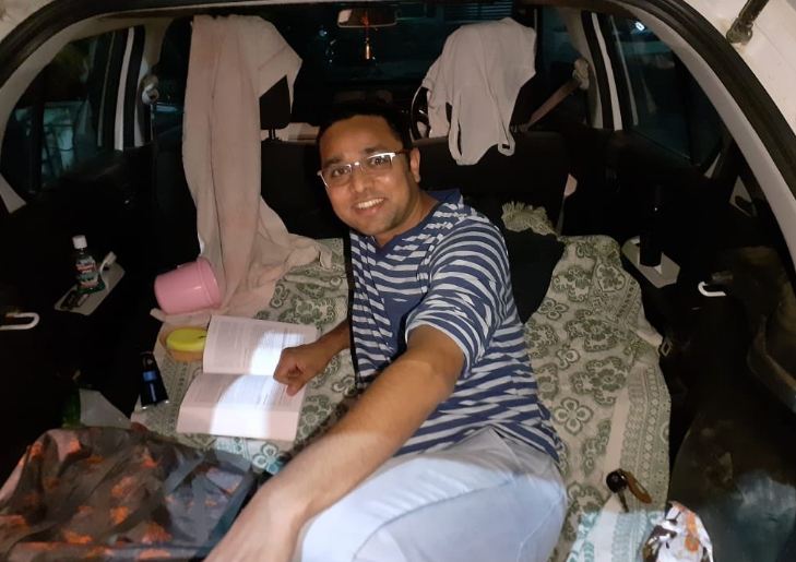 ಕೊರೋನ ರೋಗಿಗಳ ಸೇವೆ ಜೊತೆಗೆ ಕುಟುಂಬವನ್ನು ರಕ್ಷಿಸಲು ಕಾರನ್ನೇ ಮನೆ ಮಾಡಿಕೊಂಡ ವೈದ್ಯ