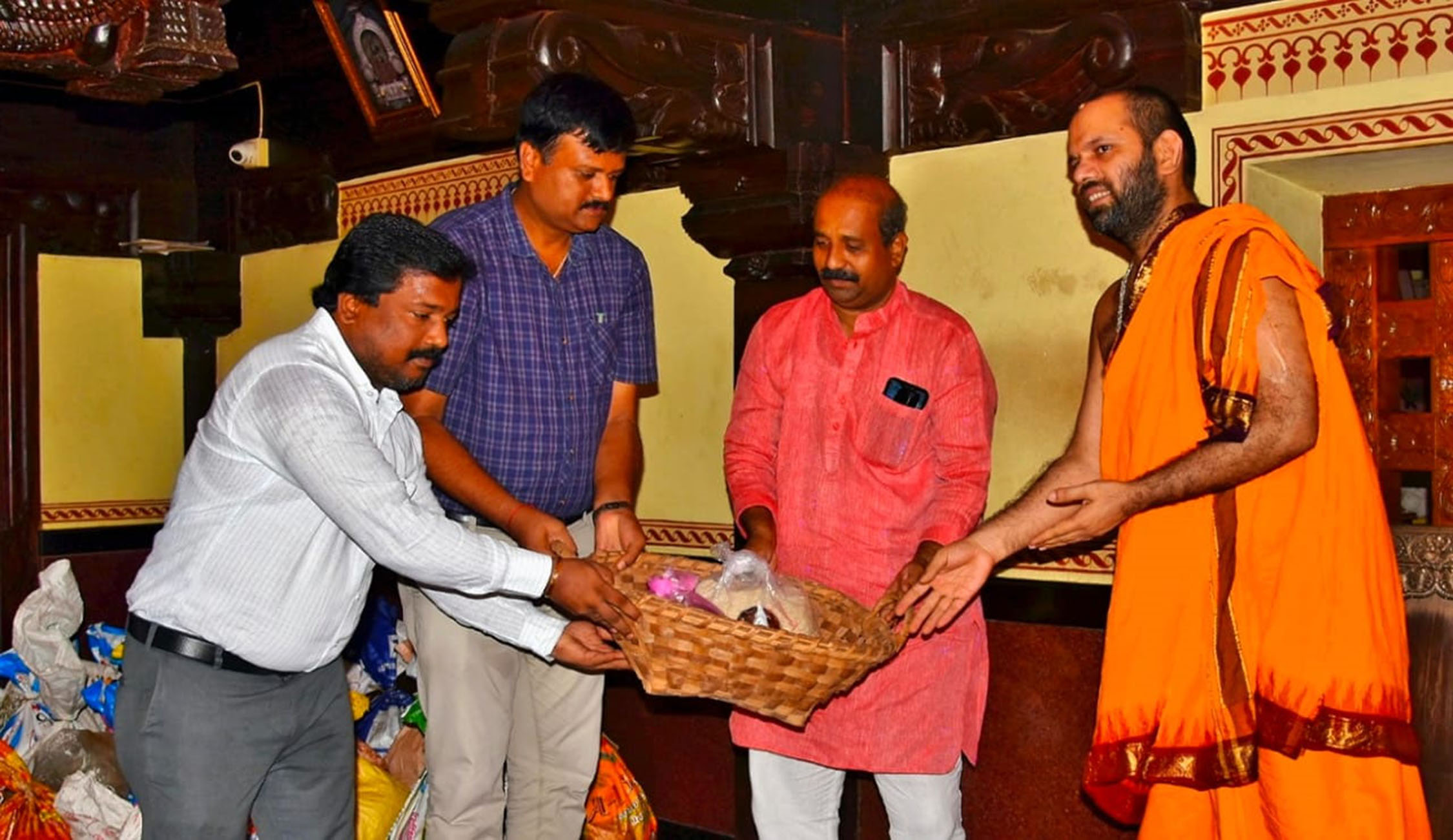 ಕಾಣಿಯೂರು ಮಠದಿಂದ ಆಹಾರಕಿಟ್ ವಿತರಣೆ