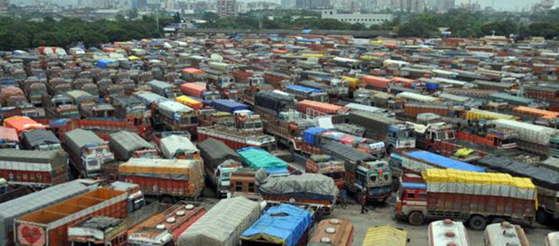 ಲಾಕ್‌ಡೌನ್ ಎಫೆಕ್ಟ್: ರಸ್ತೆ ಬದಿ, ಫ್ಯಾಕ್ಟರಿ, ಗೋದಾಮುಗಳಲ್ಲಿ ಸಿಕ್ಕಿಹಾಕಿಕೊಂಡಿವೆ 3.5 ಲಕ್ಷ ಲಾರಿಗಳು