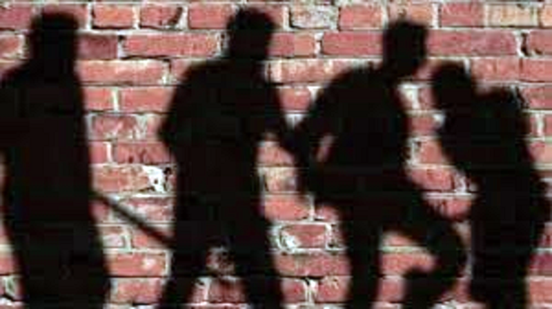 ವಿದ್ಯುತ್ ದೀಪ ಆರಿಸುವ ವಿಚಾರದಲ್ಲಿ ದಲಿತ ಕುಟುಂಬದ ಮೇಲೆ ದಾಳಿ; ಮನೆಯಲ್ಲಿ ದಾಂಧಲೆ