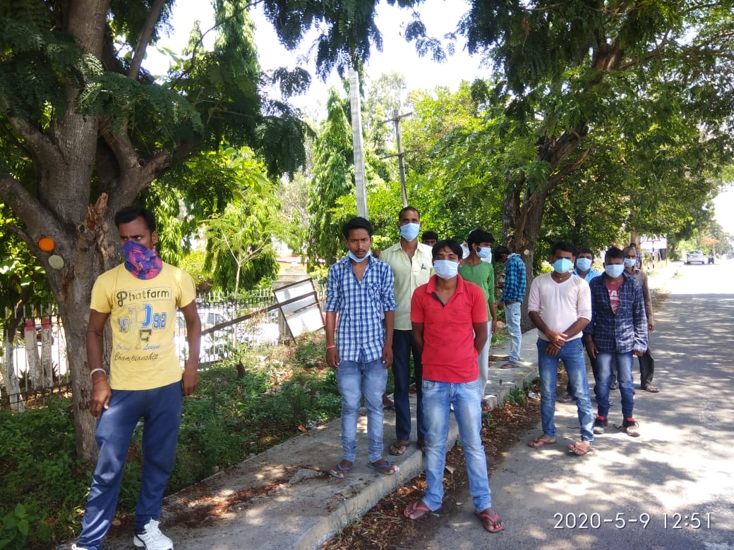 ನಂಜನಗೂಡು: ಊರುಗಳಿಗೆ ತೆರಳಲಾಗದೆ ಬೀದಿಗೆ ಬಿದ್ದ ಉತ್ತರ ಪ್ರದೇಶದ ವಲಸೆ ಕಾರ್ಮಿಕರು