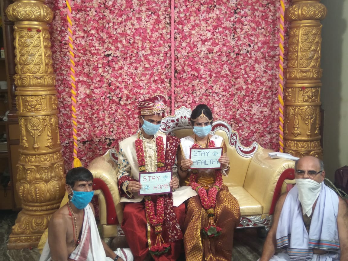 ಸುಲಗ್ನ ಸಾವಧಾನ: ಮೂಡುಬಿದಿರೆಯಲ್ಲಿ ಲಾಕ್ ಡೌನ್ ನಡುವೆ ಮನೆಯಲ್ಲೇ ಸರಳ ವಿವಾಹ