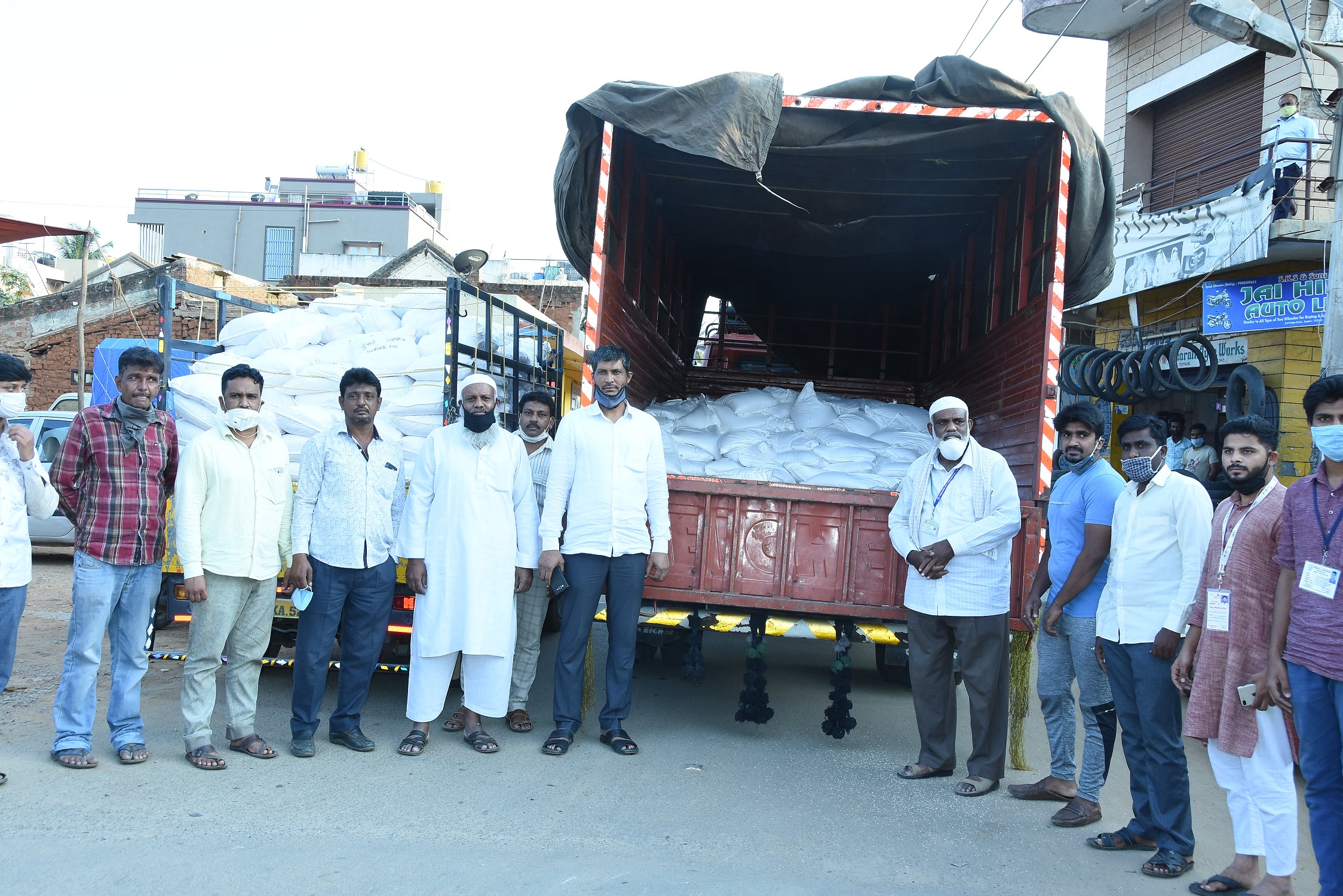 ತುಮಕೂರು: ಸಂಕಷ್ಟದಲ್ಲಿರುವ ಜನರಿಗೆ ಆಹಾರ ಪದಾರ್ಥಗಳ ಕಿಟ್ ವಿತರಣೆ