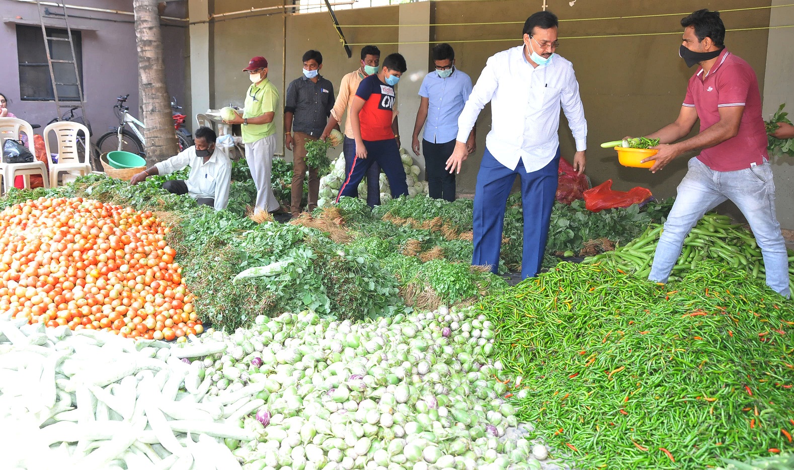 ಸಂಕಷ್ಟದಲ್ಲಿರುವ ಜನರಿಗೆ ಸಹಾಯ ಹಸ್ತ ಚಾಚಿದ ಮಾಜಿ ಶಾಸಕ ಡಾ.ರಫೀಕ್ ಅಹಮದ್