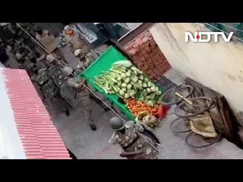 ರಸ್ತೆ ಬದಿ ನಿಲ್ಲಿಸಿದ್ದ ತರಕಾರಿ ಗಾಡಿಯನ್ನು ಉದ್ದೇಶಪೂರ್ವಕವಾಗಿ ಉರುಳಿಸಿದ ಉತ್ತರಪ್ರದೇಶ ಪೊಲೀಸ್