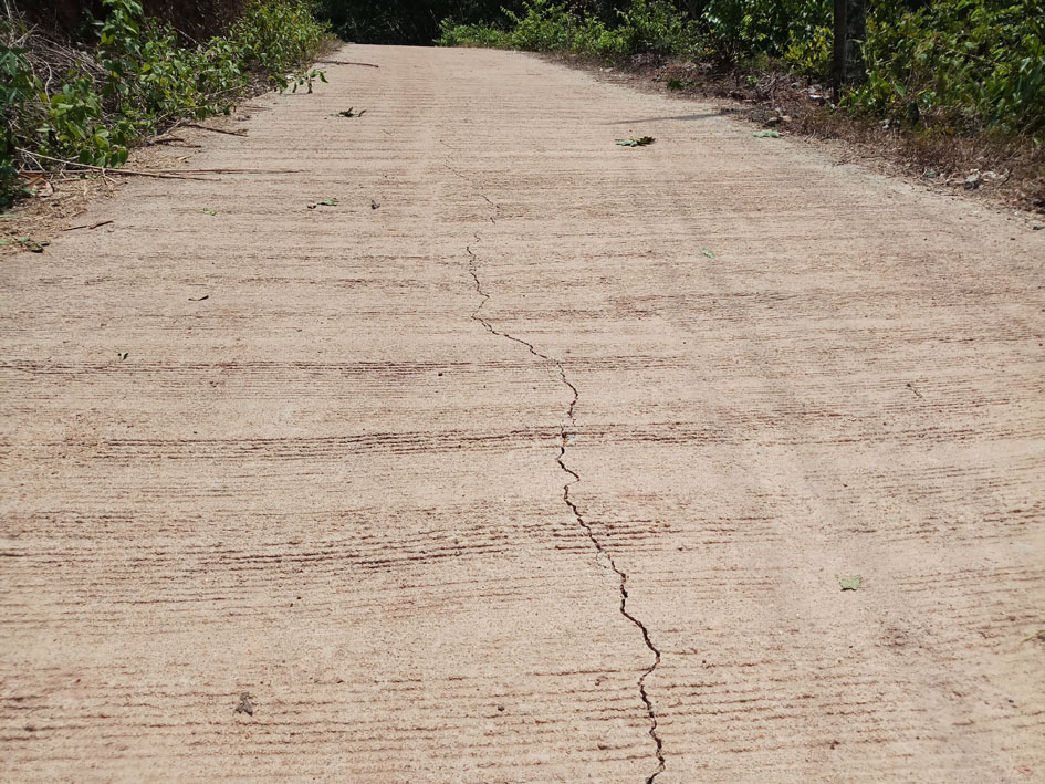 ಮೈಂದಡ್ಕ, ತಾಳೆಹಿತ್ಲು ರಸ್ತೆಯ ಕಾಂಕ್ರೀಟ್ ಕಾಮಗಾರಿಯಲ್ಲಿ ಬಿರುಕು