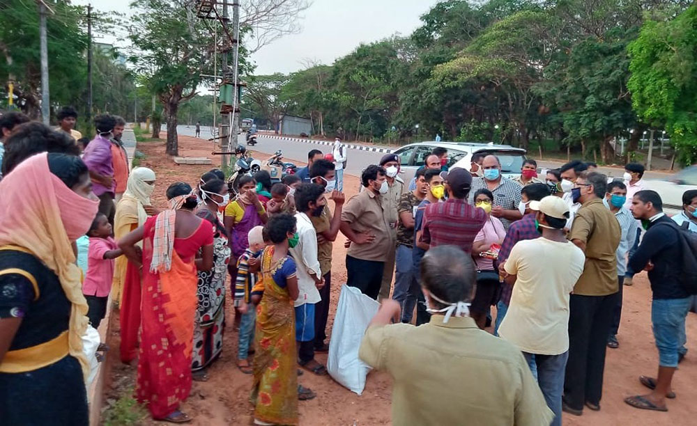 ತಿನ್ನಲು ಆಹಾರ ಇಲ್ಲದೆ ಕಾಲ್ನಡಿಗೆಯಲ್ಲೇ ಊರಿಗೆ ಹೊರಟ ತೆಲಂಗಾಣ ಕಾರ್ಮಿಕರು !