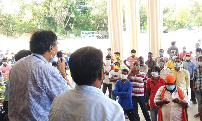 ಮೈಸೂರು: ವಲಸೆ ಕಾರ್ಮಿಕರನ್ನು ಊರಿಗೆ ಕಳುಹಿಸುವ ಭರವಸೆ ನೀಡಿದ ಶಾಸಕ ಯತೀಂದ್ರ, ತಹಶೀಲ್ದಾರ್