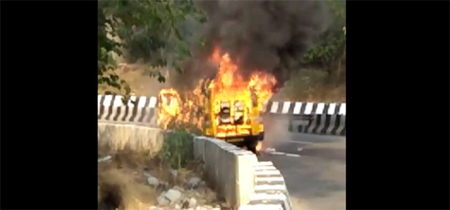 ಮುಂಬೈಯಿಂದ ಬರುತ್ತಿದ್ದ ಟಿಟಿ ವಾಹನ ಬೆಂಕಿಗಾಹುತಿ: ಕುಂದಾಪುರದ 11 ಮಂದಿ ಅಪಾಯದಿಂದ ಪಾರು