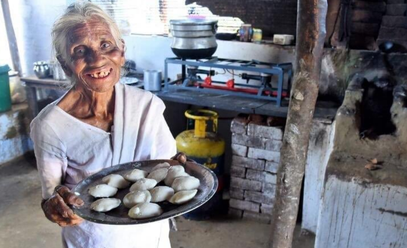 ವ್ಯಾಪಾರದಲ್ಲಿ ನಷ್ಟವಾದರೂ ವಲಸೆ ಕಾರ್ಮಿಕರಿಗಾಗಿ 1 ರೂ.ಗೆ ಇಡ್ಲಿ ನೀಡುತ್ತಿರುವ 85 ವರ್ಷದ ವೃದ್ಧೆ