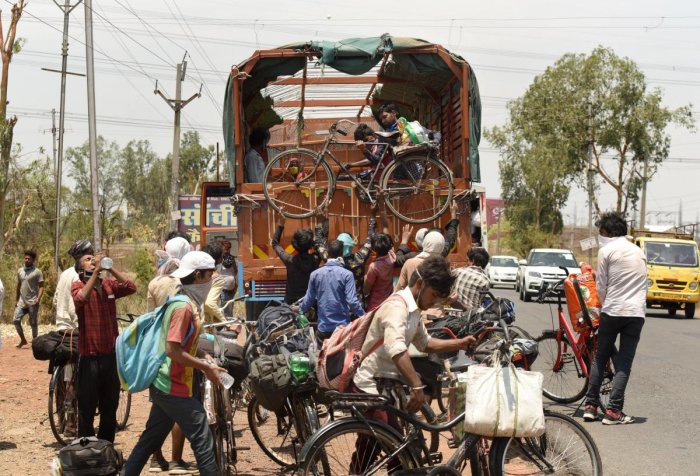 ಬೆಂಗಳೂರಿನಿಂದ ಟ್ರಕ್‍ನಲ್ಲಿ ರಾಜಸ್ಥಾನಕ್ಕೆ ಸಾಗುತ್ತಿದ್ದ 101 ಕಾರ್ಮಿಕರು ವಶಕ್ಕೆ