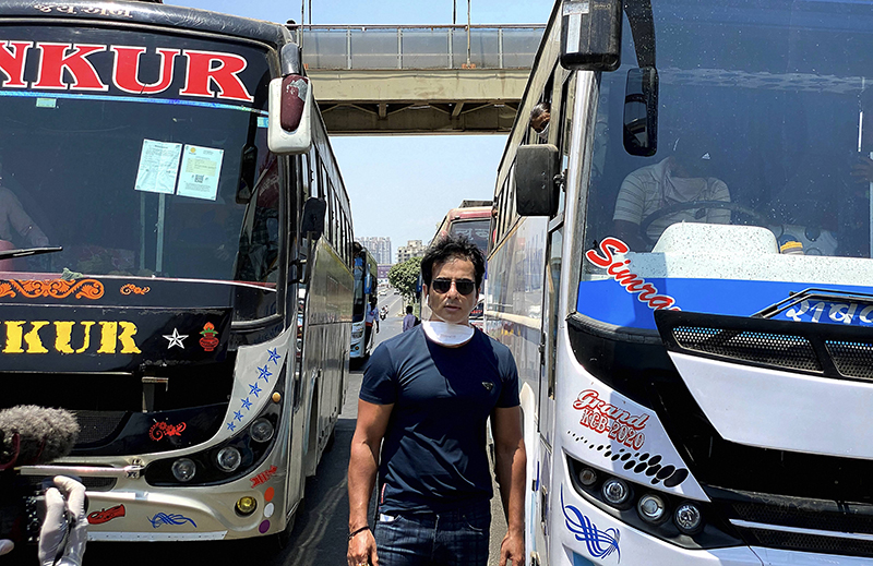 ಮುಂಬೈಯಲ್ಲಿದ್ದ ಕರ್ನಾಟಕದ ನೂರಾರು ವಲಸೆ ಕಾರ್ಮಿಕರಿಗೆ ಬಸ್ ವ್ಯವಸ್ಥೆ ಮಾಡಿದ ಬಾಲಿವುಡ್ ನಟ