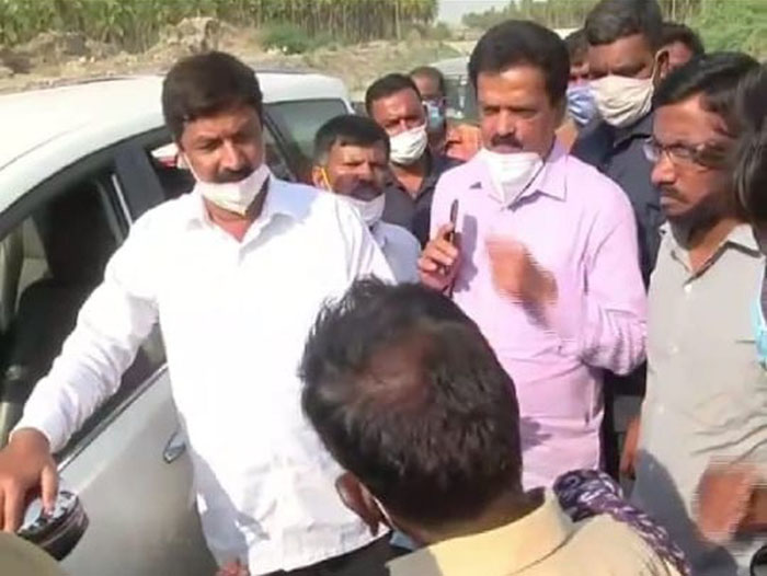 ಚಿಕ್ಕಮಗಳೂರು: ಸಚಿವ ರಮೇಶ್ ಜಾರಕಿಹೊಳಿಗೆ ರೈತರಿಂದ ಘೇರಾವ್