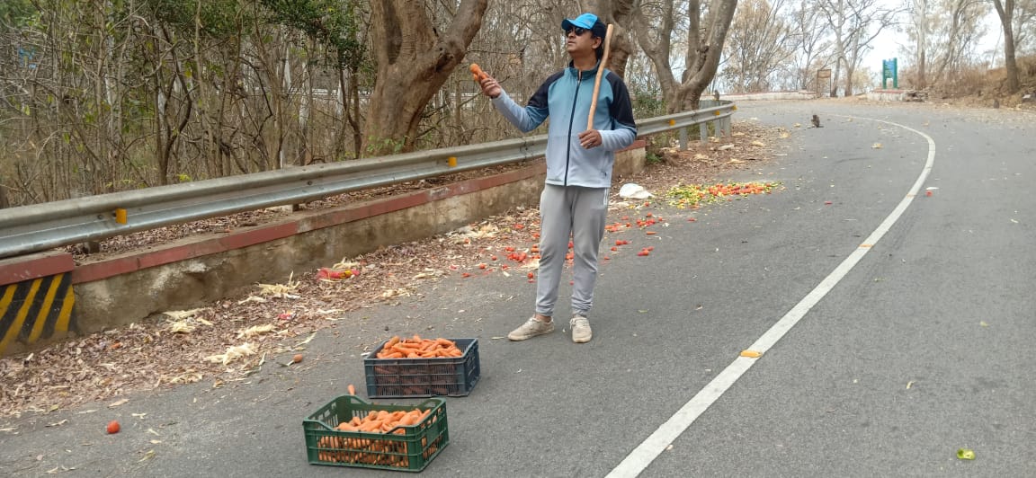 ಹಣ್ಣು, ತರಕಾರಿ ನೀಡಿ ಪ್ರಾಣಿಗಳ ಹಸಿವು ತಣಿಸುತ್ತಿರುವ ಮುಹಮ್ಮದ್ ನದೀಂ ಶರೀಫ್