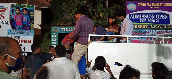 ಕಾಲ್ನಡಿಗೆಯಲ್ಲಿ ಮಂಗಳೂರಿನಿಂದ ಜಾರ್ಖಂಡ್ ಗೆ ಹೊರಟಿದ್ದ ಕಾರ್ಮಿಕರಿಗೆ ಮೂಸಂಬಿ, ಕುಡಿಯುವ ನೀರು ವಿತರಿಸಿದ ಯುವಕರು