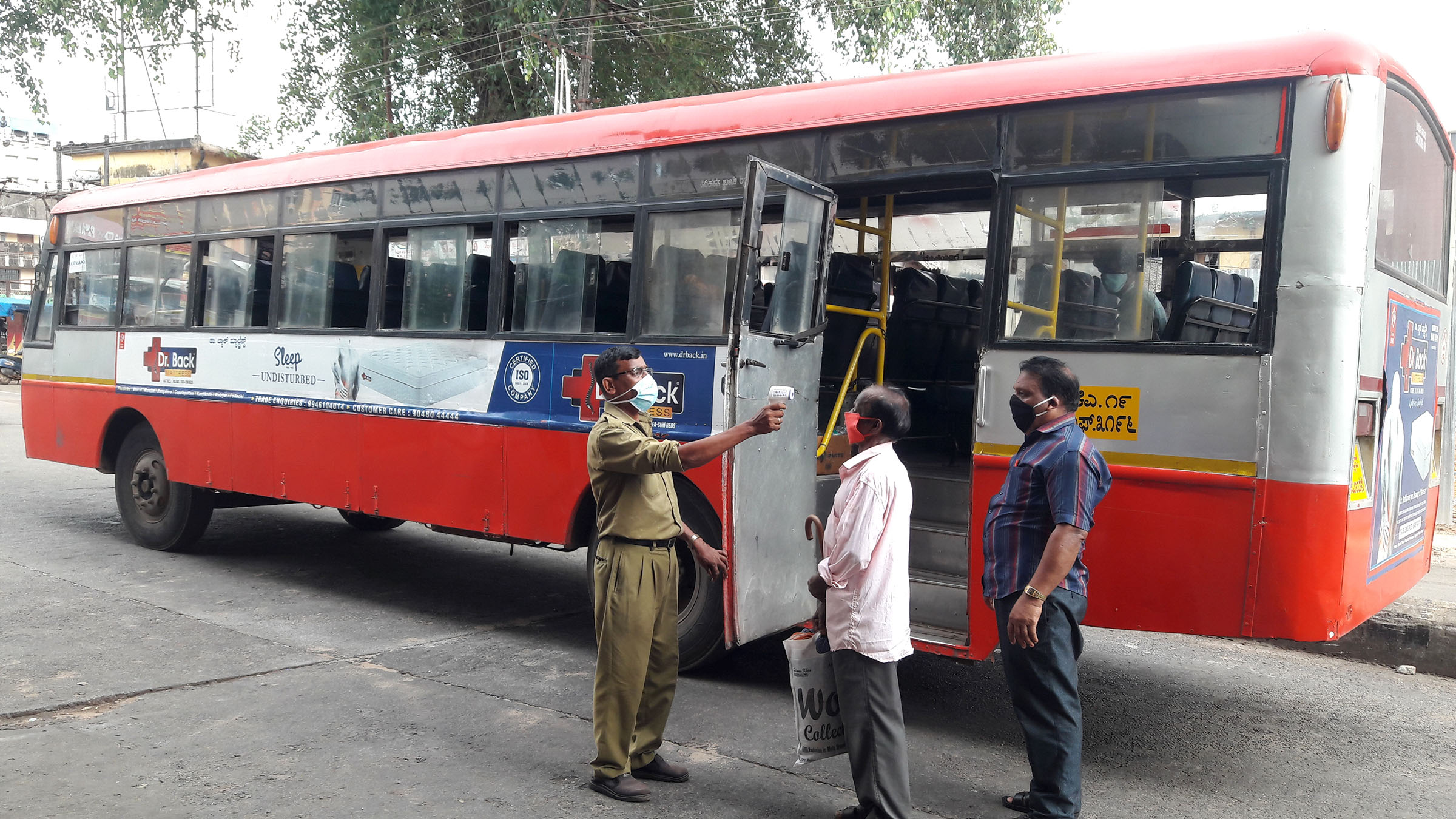 ಉಡುಪಿ: ಖಾಸಗಿ, ಸರಕಾರಿ 10 ಬಸ್‌ಗಳಿಂದ ಸಂಚಾರ ಆರಂಭ; ಮೊದಲ ದಿನ ನೀರಸ ಪ್ರತಿಕ್ರಿಯೆ